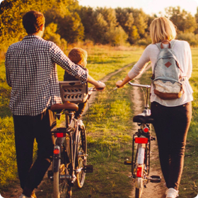 famille à vélo dans un chemin
